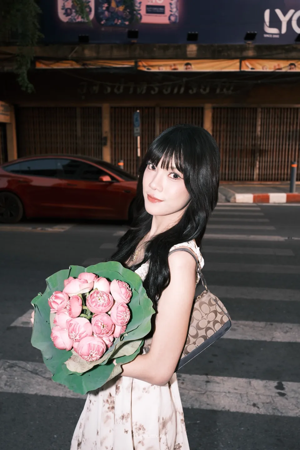 ถ่ายรูปดอกบัวที่ห้าแยกน้ำพุ ภาพที่ 1