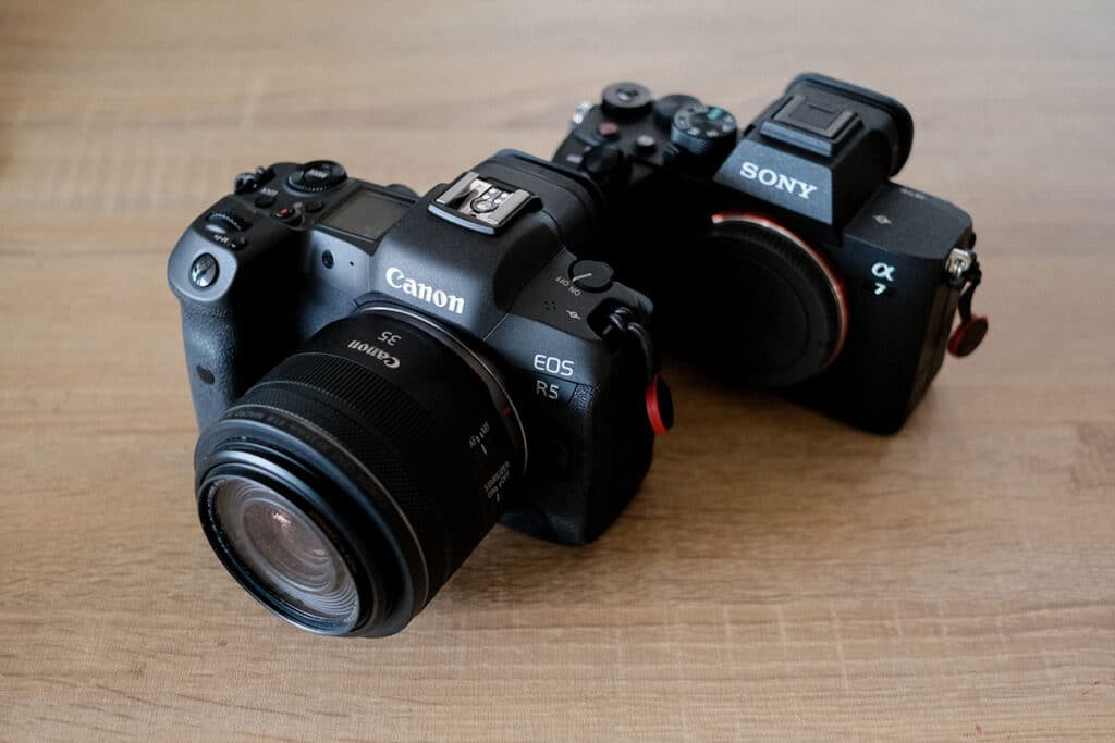 Canon EOS R5 กับ Sony A7IV