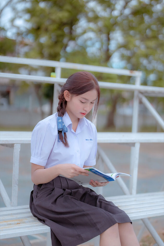 ถ่ายรูปชุดนักเรียน นางแบบแพรวา กล้อง Sony A7IV เลนส์ 50mm f1.2gm