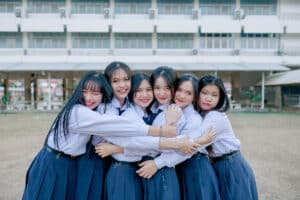 ถ่ายรูปนักเรียนกลุ่ม 6 คน โรงเรียนเซนต์เมรี่ อุดรธานี