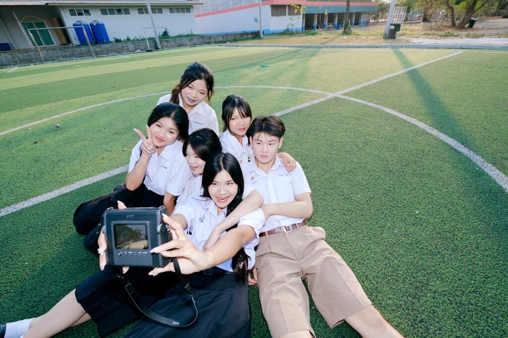 ถ่ายรูปกลุ่มชุดนักเรียน กับช่างภาพพี่แม็กนั่ม ที่อุดรธานี