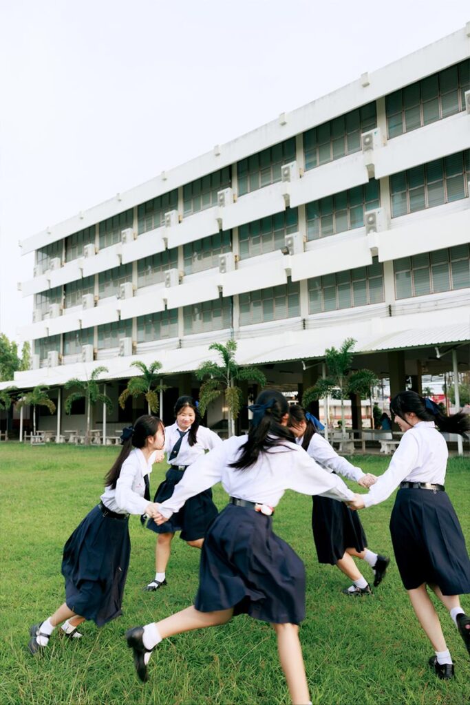 ผลงานถ่ายภาพนักเรียนกลุ่ม โดยพี่แม็กนั่ม ที่โรงเรียนเซนต์เมรี่