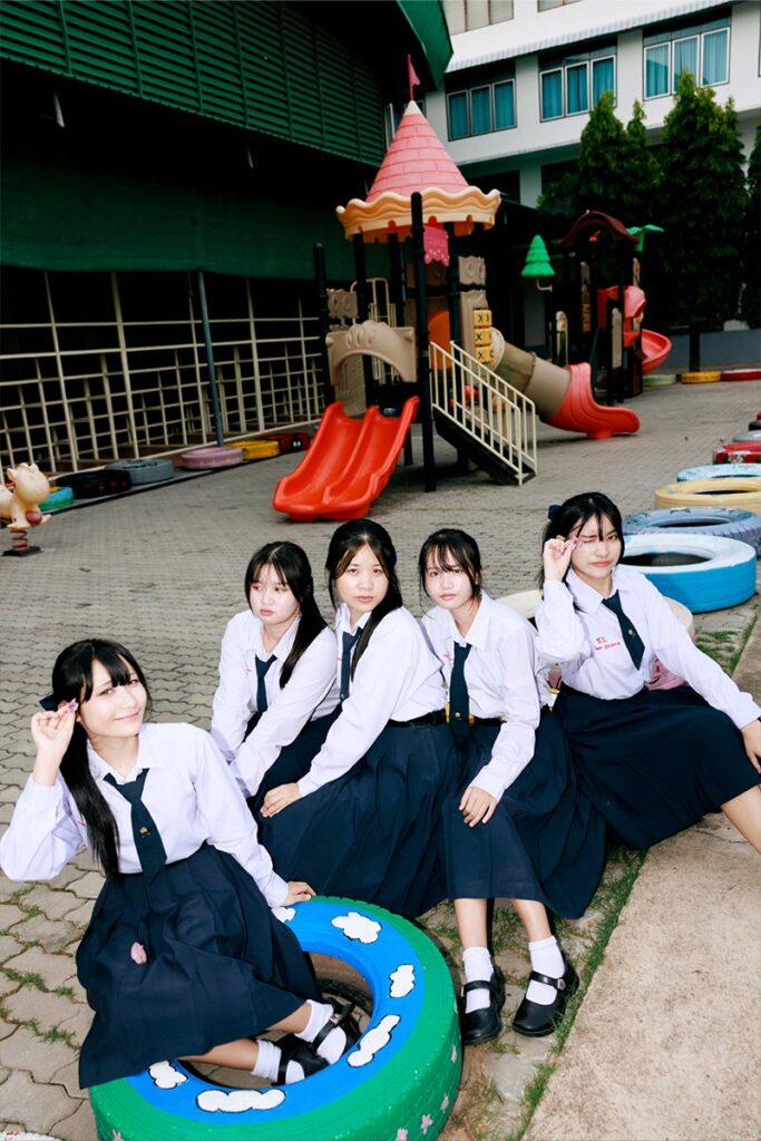 ถ่ายรูปนักเรียนกลุ่มที่โรงเรียนเซนต์เมรี่