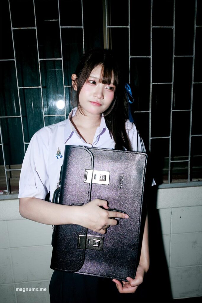 ถ่ายรูปพอร์ตนักเรียน ผลงานจากพี่แม็กนั่ม เปิดแฟลช โรงเรียนสตรีราชินูทิศ