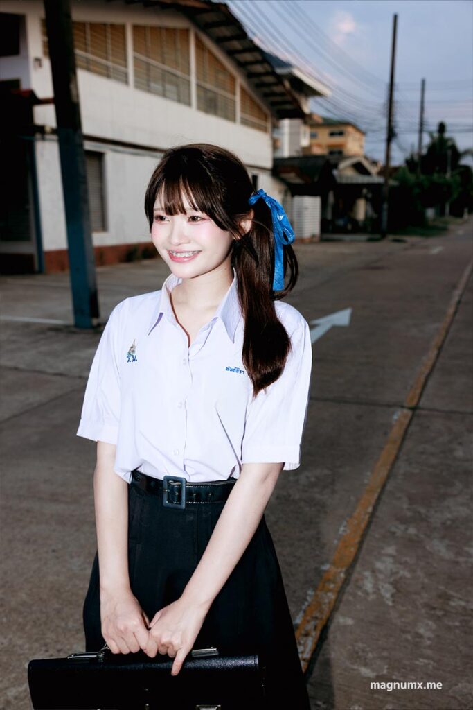 ถ่ายรูปพอร์ตนักเรียน ผลงานจากพี่แม็กนั่ม เปิดแฟลช โรงเรียนสตรีราชินูทิศ